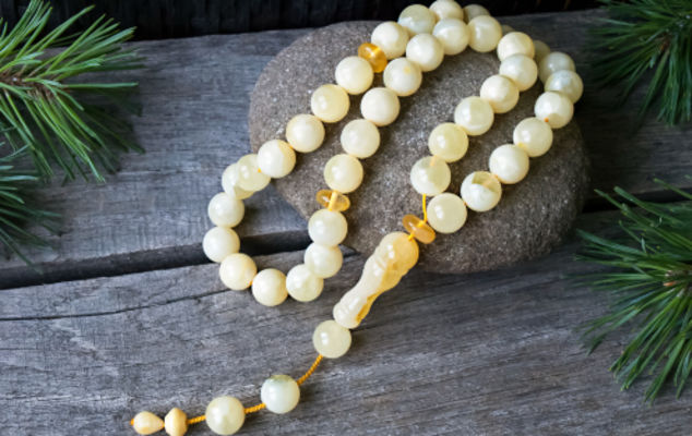 Using Rosary Beads for Focus and Reflection in Meditation